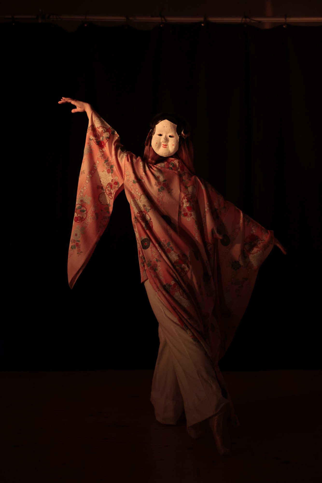 Mimi Yoshii performing Les Japonaises